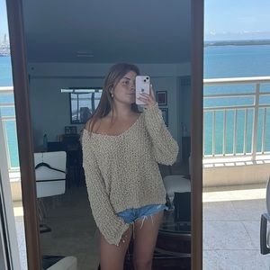 The comfiest sweater you will ever wear! Great condition, size S but OVERSIZED!